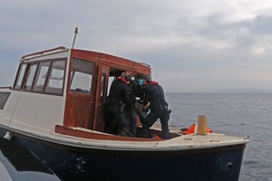 Equipaggio della barca pattuglia costiera svedese KBV 477 arrestando persone sospette contrabbandiere fuori Lesbos